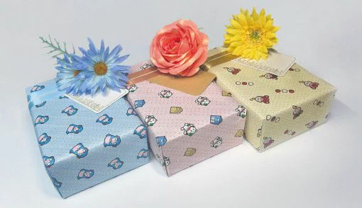 柄風イラストを包装紙として写真を撮ったのですが味気ない気がしていたので花とか紐とか付けてみました! ポートフォリオをブラッシュアップしていますがどこか魅力的に思ってくれる方いたらいいな… イラストとかグッズとか作りたい、そんなことに興味のある仲間と仕事したい…引き続き色々頑張ります