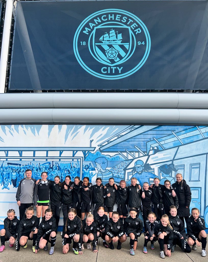 SayersBen's tweet photo. Brilliant weekend away with @DWFCPathway U10&amp;12 👏 Couldn’t be prouder of how the girls conducted themselves! U12s were excellent, beating Man City Academy 6–3 ⚽️   Great experience including the games, team bowling and watching Man City Ladies’! https://t.co/56O0THHKL3