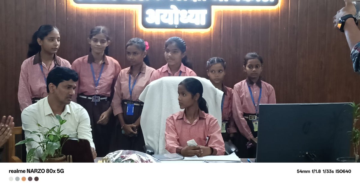 जनपद -अयोध्या 
मिशन शक्ति फेज-5 के अंतर्गत के पूर्व माध्यमिक विद्यालय, समहा कला शिक्षा क्षेत्र - पूरा के कक्षा 8 की छात्रा साक्षी को प्रतीकात्मक रूप से “एक दिन की जिला  बेसिक शिक्षा अधिकारी (BSA)” बनाया गया।
