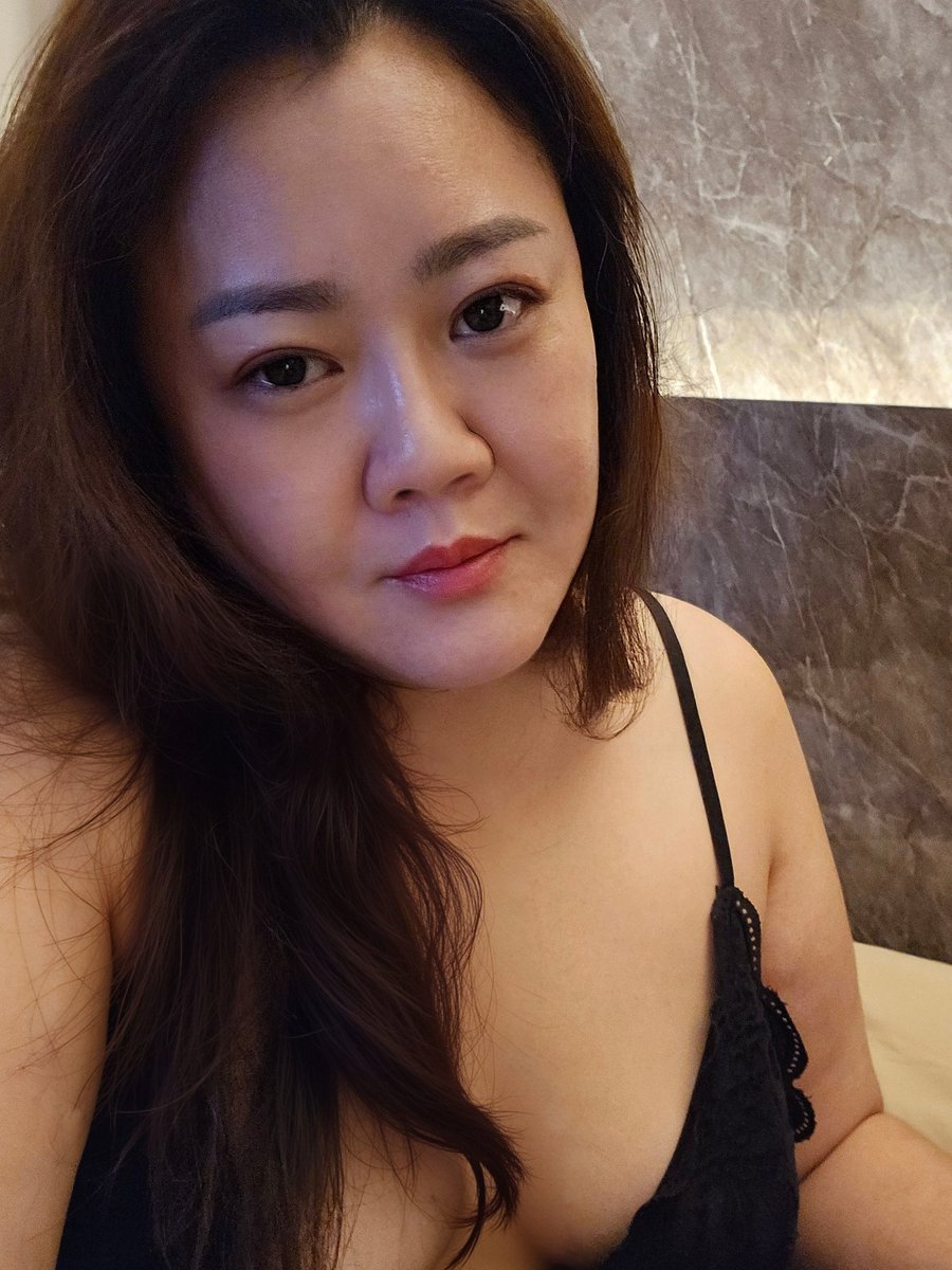 Luv my aging. ช่วงนี้งด skin care ที่ผสมน้ำมัน เลยโบก hyaluron+collagen+ aloevara ทุกชนิด ใช้เครื่องนวดหน้า ผลักวิตามิน mask ทุกรูปแบบ ผลลัพธ์ที่ได้รูขุมขนกระชับร่องต่างๆ ลดลง กรอบหน้าชัด ที่สำคัญนน.ลง หน้าไม่เหี่ยวแต่อย่างอื่นเหี่ยวหรือเปล่า 555 ปล. นมหายไม่แฟร์เลย #อายุ45แล้ว