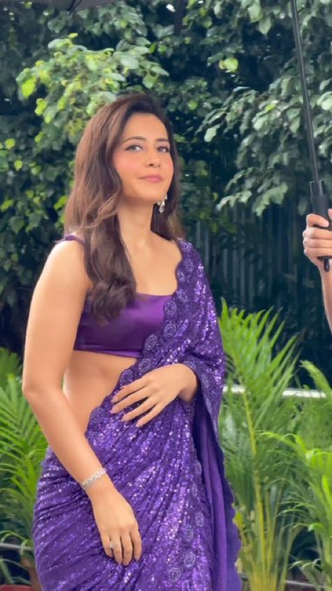 Unseendivaspics's tweet photo. Raashii Khanna : How is this not trending 🥵🥵 https://t.co/cqiwQMgT71