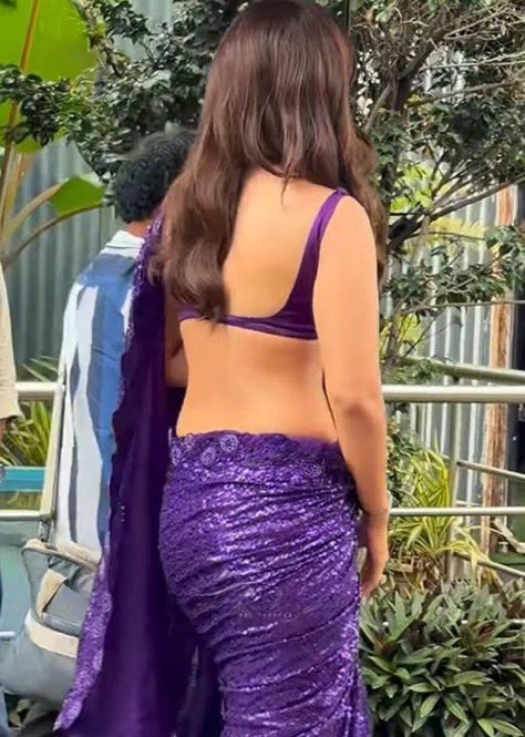 Raashii Khanna : How is this not trending 🥵🥵