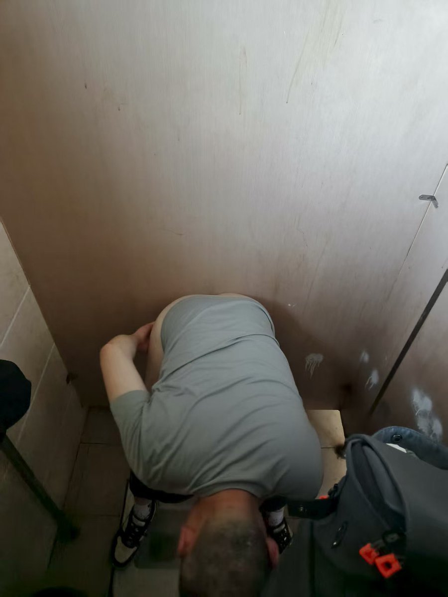 成都为数不多的鸟洞了，而且玩的人还多！晚上10:30以后保洁熄灯了更刺激😍 
#成都鸟洞 #口交 #射精 #深喉 #深喉操嘴 #吞精 #人肉飞机杯 #暴露 #野裸 #3p #多人3P #农牛 #插嘴 #口爆 #颜射