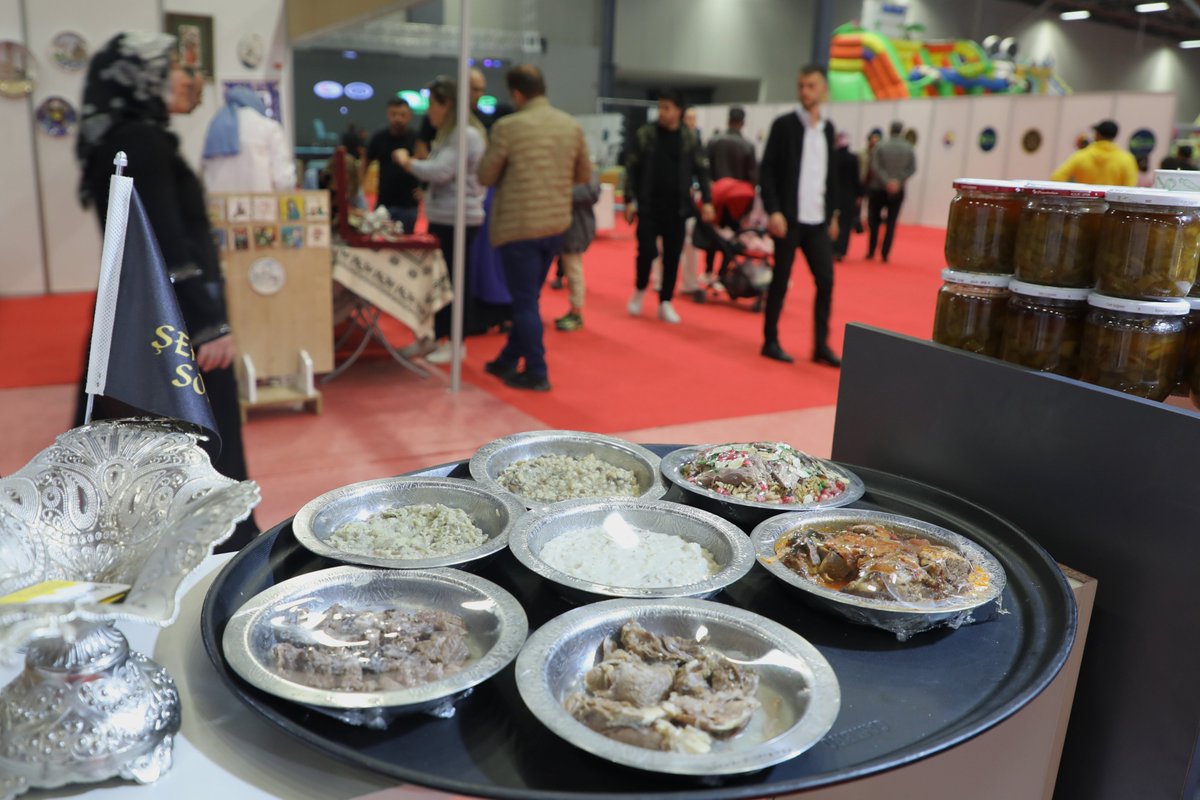 vantsokurumsal's tweet photo. Van Gurme ve Gastronomi Fuarımızda; Yöresel lezzetlerimizi tanıtmaya ve ikram etmeye devam ediyoruz.

@NecdetTakva #VanGurme
#VanGurmeveGastronomiFuarı https://t.co/qm3yU4QUVM