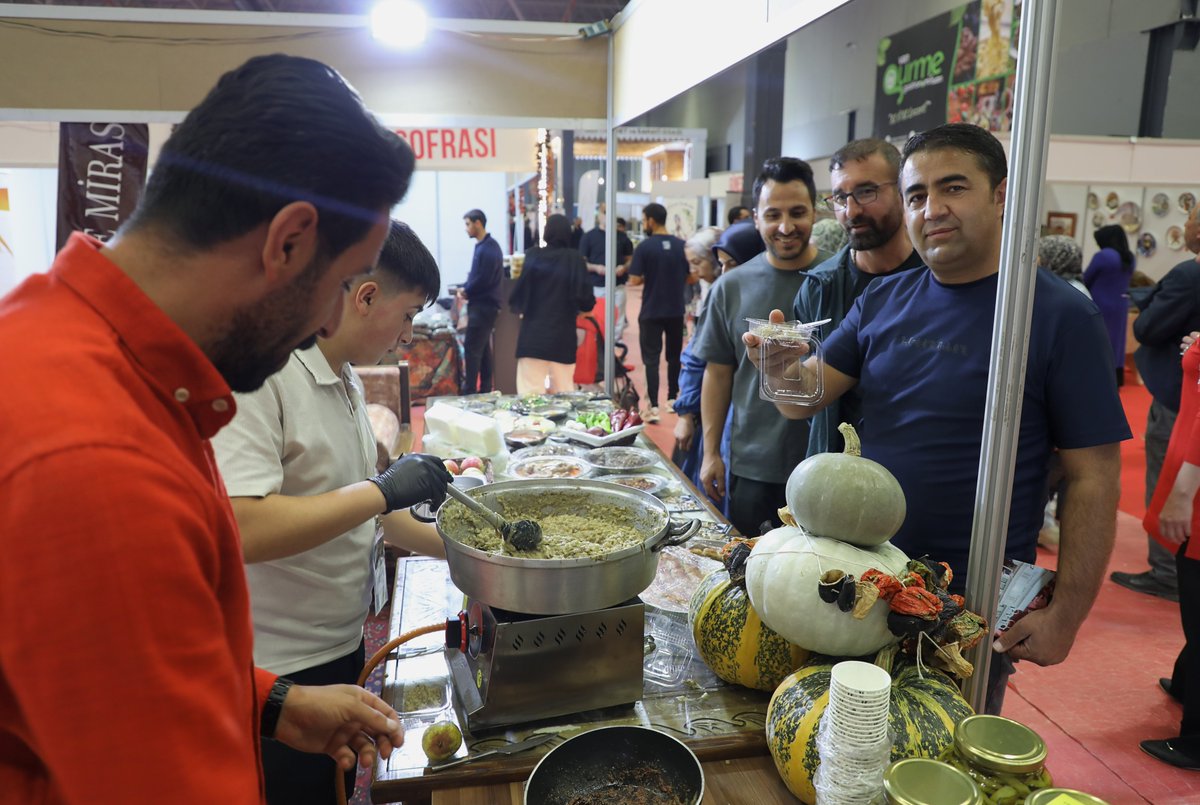 vantsokurumsal's tweet photo. Van Gurme ve Gastronomi Fuarımızda; Yöresel lezzetlerimizi tanıtmaya ve ikram etmeye devam ediyoruz.

@NecdetTakva #VanGurme
#VanGurmeveGastronomiFuarı https://t.co/qm3yU4QUVM