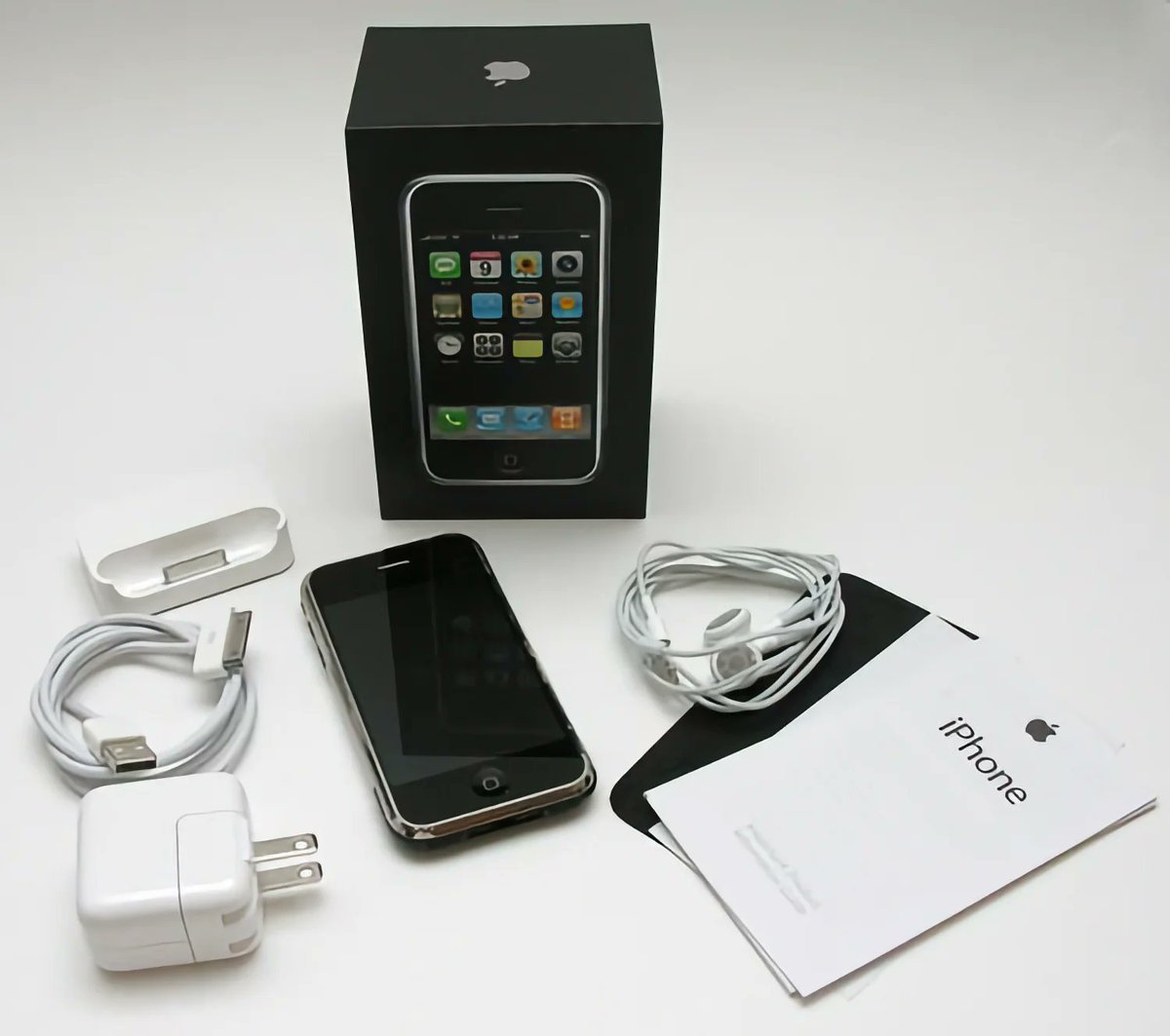 <a href="/markgurman/">Mark Gurman</a> Original iPhone box contents