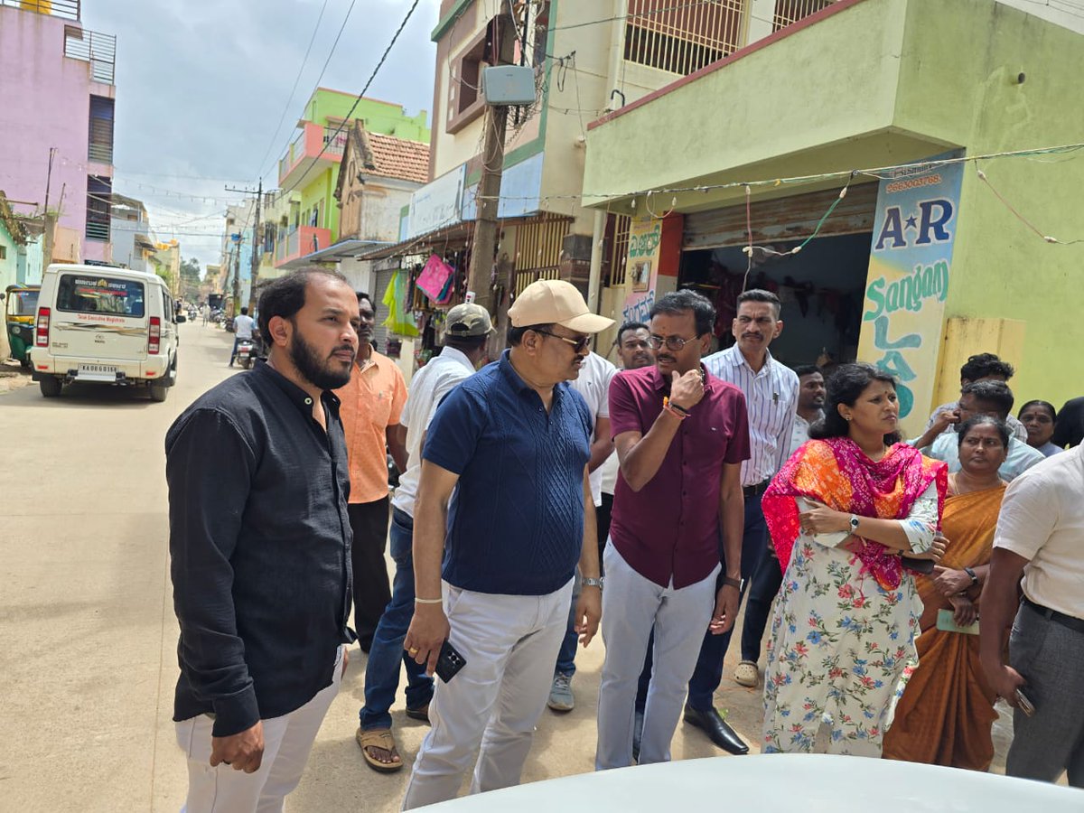 ಕರ್ನಾಟಕ ರಾಜ್ಯ ಹಿಂದುಳಿದ ವರ್ಗಗಳ  ಸಾಮಾಜಿಕ ಮತ್ತು ಶೈಕ್ಷಣಿಕ ಸಮೀಕ್ಷೆ ಸಂಬಂಧ ಮಾಲೂರು ತಾಲ್ಲೂಕಿನ ಸಂಪಂಗೆರೆ  ಗ್ರಾಮ ಹಾಗೂ ನಗರ ವ್ಯಾಪ್ತಿಯಲ್ಲಿನ  ಮನೆಗಳಿಗೆ ತೆರಳಿ ಸಮೀಕ್ಷೆ ಕಾರ್ಯವೈಖರಿ ಬಗ್ಗೆ ಪರಿಶೀಲಿಸಲಾಯಿತು.   ಈ ಸಂದರ್ಭದಲ್ಲಿ ಮುಖ್ಯ ಕಾರ್ಯನಿರ್ವಹಣಾಧಿಕಾರಿಗಳು ಹಾಗೂ ಸಂಬಂಧಿತ ಇಲಾಖಾಧಿಕಾರಿಗಳು ಹಾಜರಿದ್ದರು.