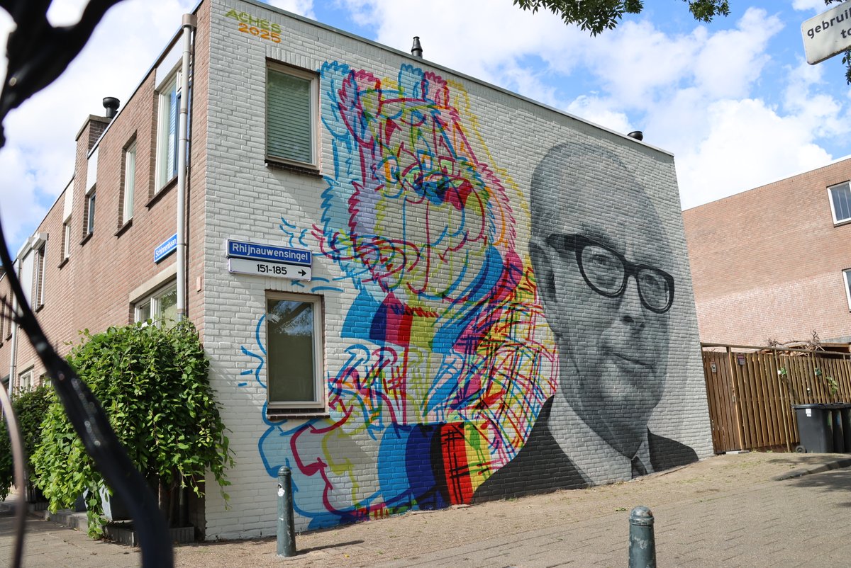 Het is puur toeval! Een muurschildering van heer Olivier B. Bommel, met portret van Marten Toonder in de Beverwaard tijdens het street-art-festival begin september. Op 3 oktober aanstaande opent attractiepark Bommelwereld in Groenlo. Dit account werd erop geattendeerd. 😉