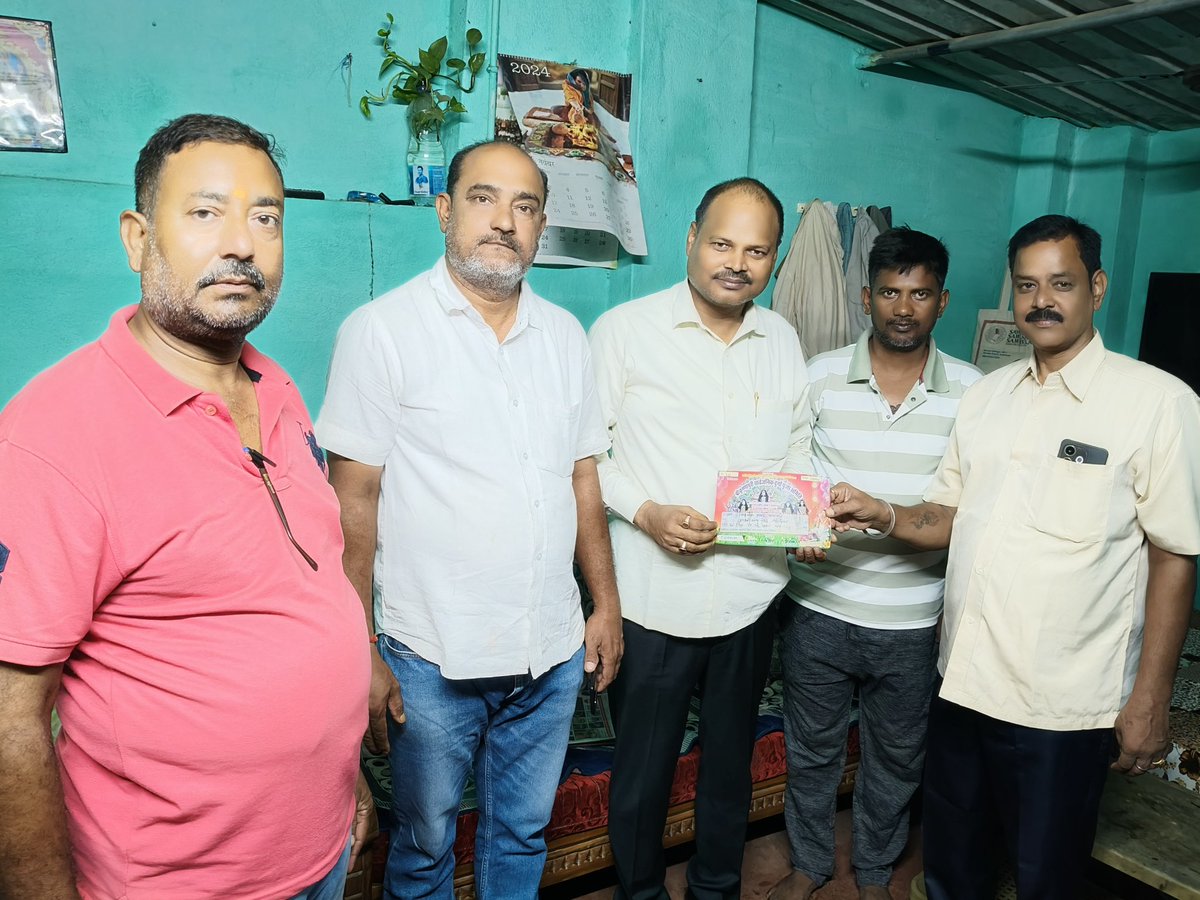 कृष्णापुरी देवघर दुर्गा पूजा समिति के सम्मानित सदस्य के द्वारा आमंत्रण पत्र स्वीकार करते हुए। आपका भाई कांग्रेस नेता अवधेश कुमार प्रजापति। जय मां दुर्गे।