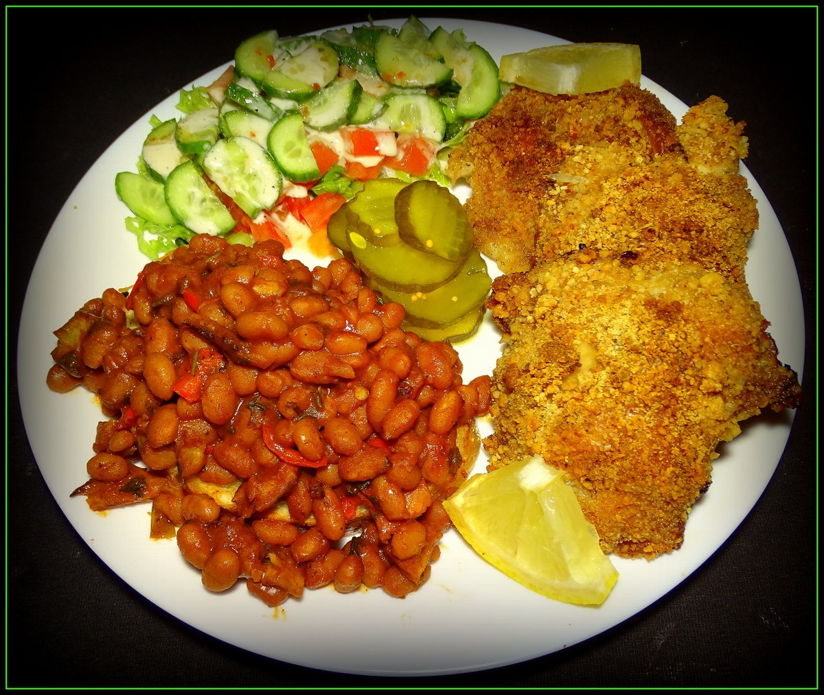 Fearless13Z's tweet image. Juicy  Breaded Buttermilk Chicken with Chipotle Barbecue Beans on Garlic Toast #homecooking #food #breaded #buttermilk #chicken #lemon  #chipotlepeppers #barbecue #beans #garlictoast  #salad  #breadandbutterpickles