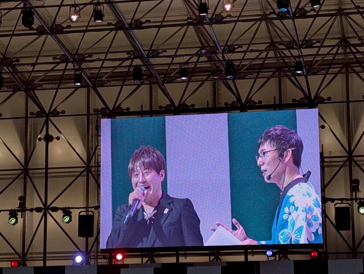 asagoegoe's tweet image. 今日の万博盆踊りは小渕さんがギター演奏するスペシャル回！
ひとしきり盛り上がり、小渕さんが舞台を去り、新幹線の都合でEXITとHGが去り、残されたRGとコウノと私とダンサーズでステージを守りきった！

ゴエのチェッカーズで盛り上がってくれるお客さんなら問題ないはず！

#カラオケ盆踊り