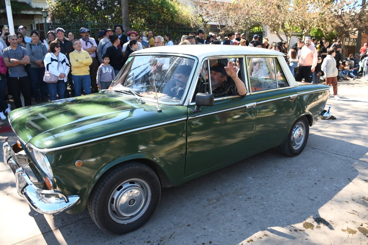 MuniChivilcoy's tweet photo. #AHORA | Llega el desfile de los autos antiguos 🚗🚗

[4° edición de la Fiesta del Asado de Moquehuá 🍖🔥] 

@BritosGuillermo https://t.co/EaBbVWj0qN