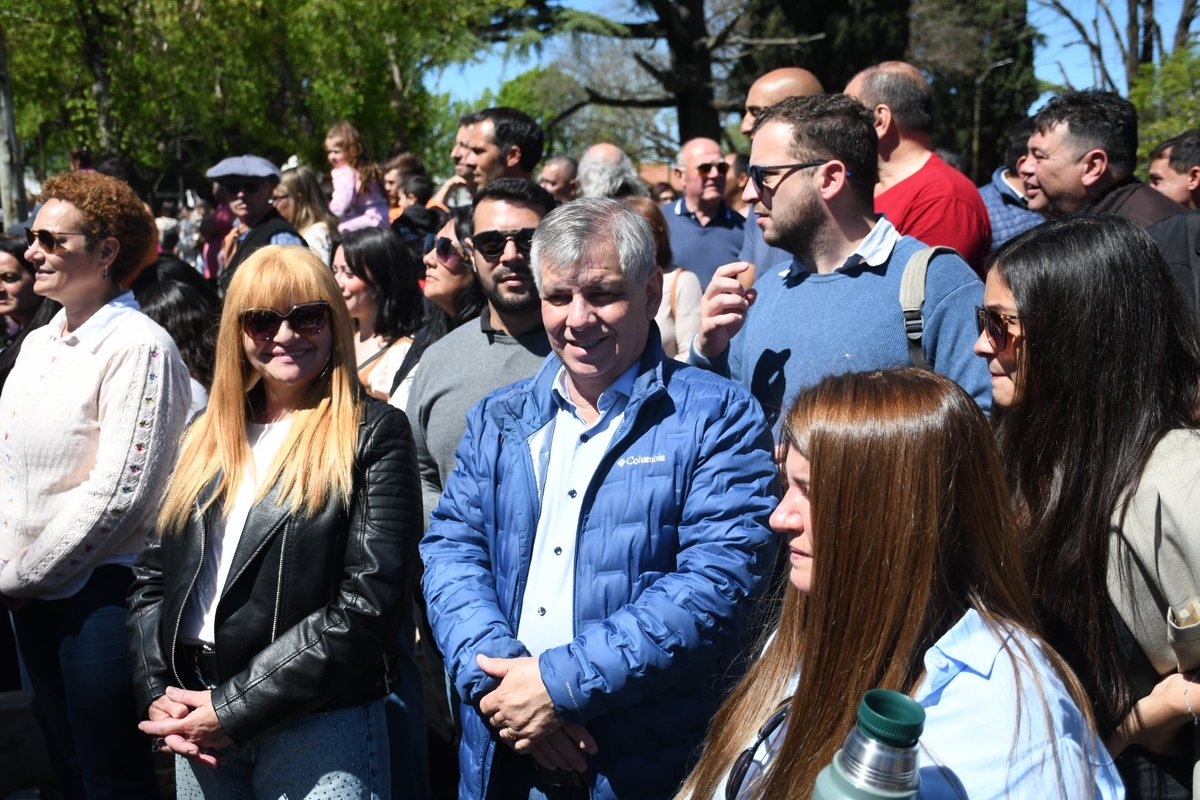 MuniChivilcoy's tweet photo. #AHORA | Llega el desfile de los autos antiguos 🚗🚗

[4° edición de la Fiesta del Asado de Moquehuá 🍖🔥] 

@BritosGuillermo https://t.co/EaBbVWj0qN