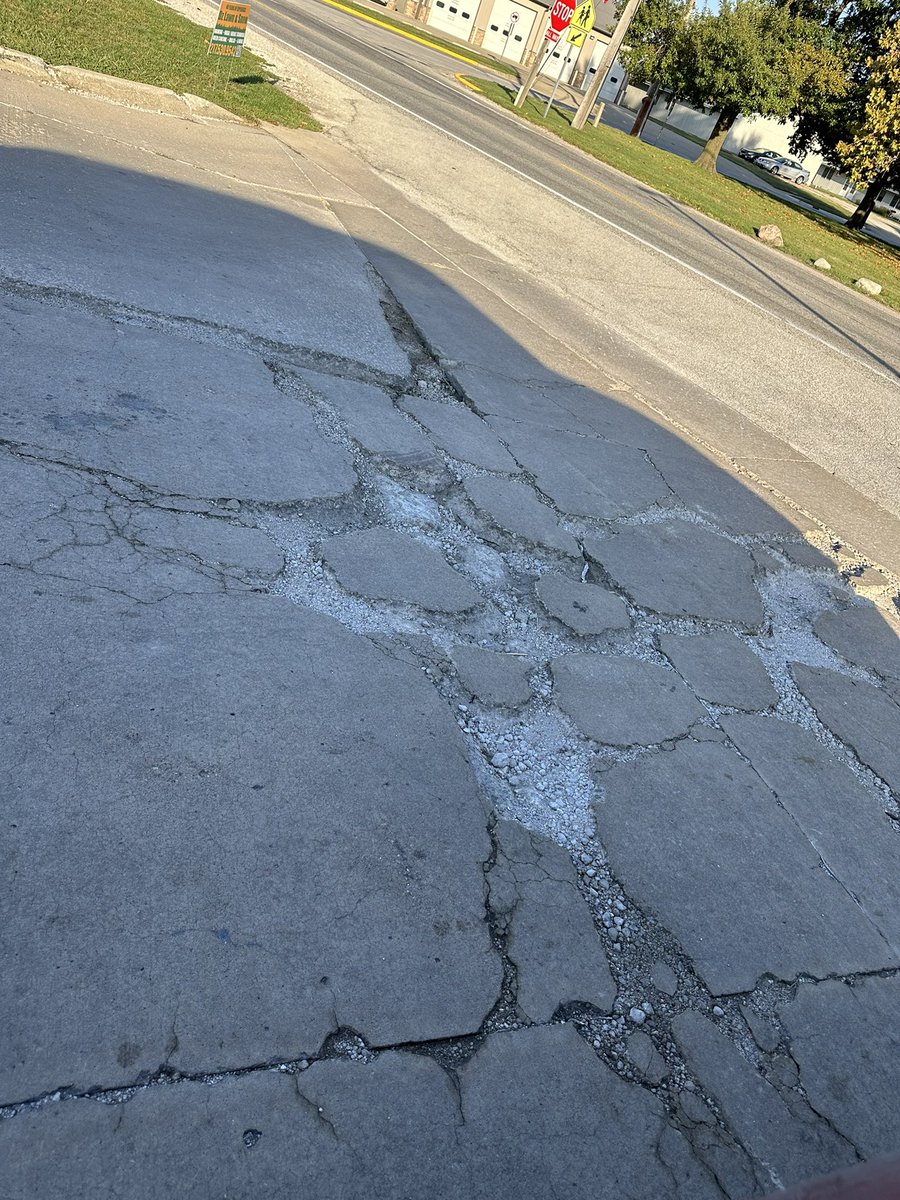 danno229's tweet photo. @caseysgenstore  pictures don’t do it justice. Your Oakwood IL store has had this messed up driveway for many years now. Time to fix!! https://t.co/Gob1fGwx6A