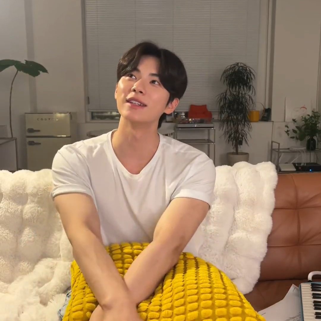chaedaely's tweet photo. so in the scene where jiyoung went back to the future, the audio couldn't be used cause the wind sound is so loud. so chaemin needs to record the line back, he even kneels down and cries to get the emotion in the recording room 😂💖 https://t.co/7xPje6r1i0