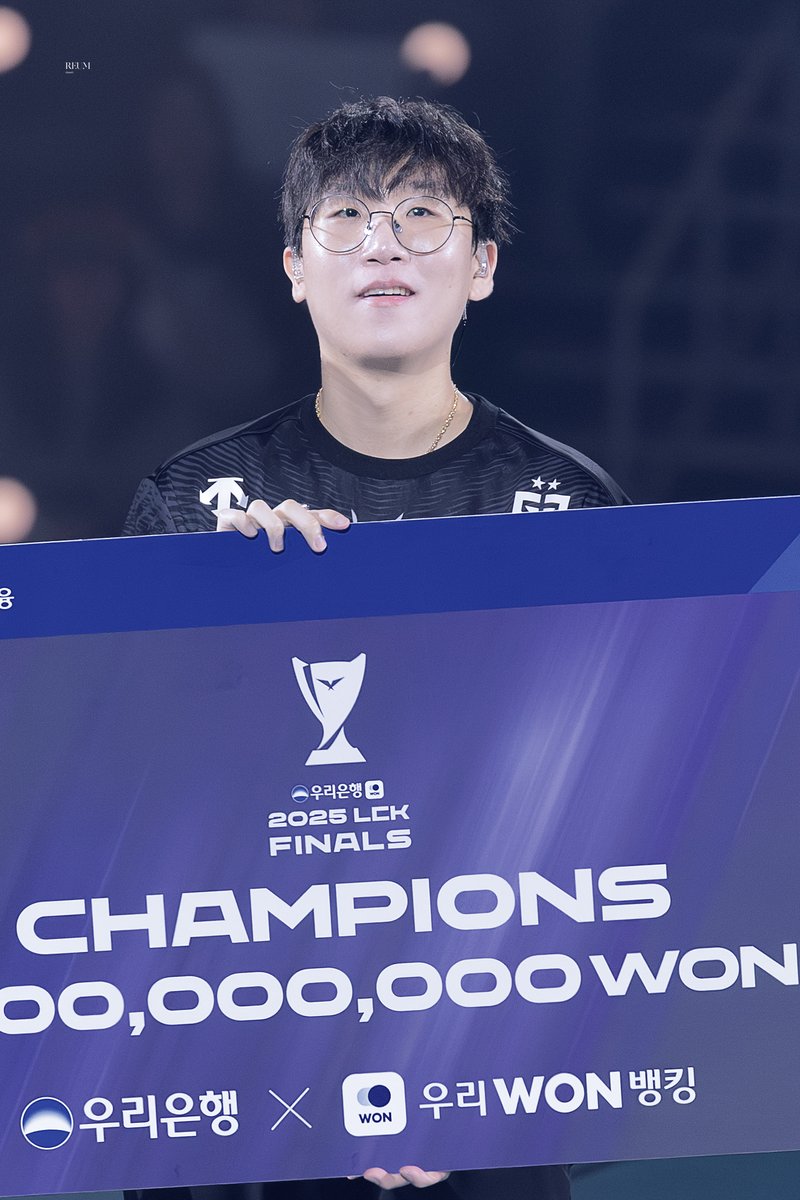 250928 LCK 결승전 #룰러 #Ruler

뭔가 전용준 캐스터님이 계속 파엠 누구라고 하셨을 때 팬분들이 계속 소리 질러주는 것도 뭔가 감동이었고, 
우승을 한게 너무 기뻐서 갑자기 눈물이 나네요