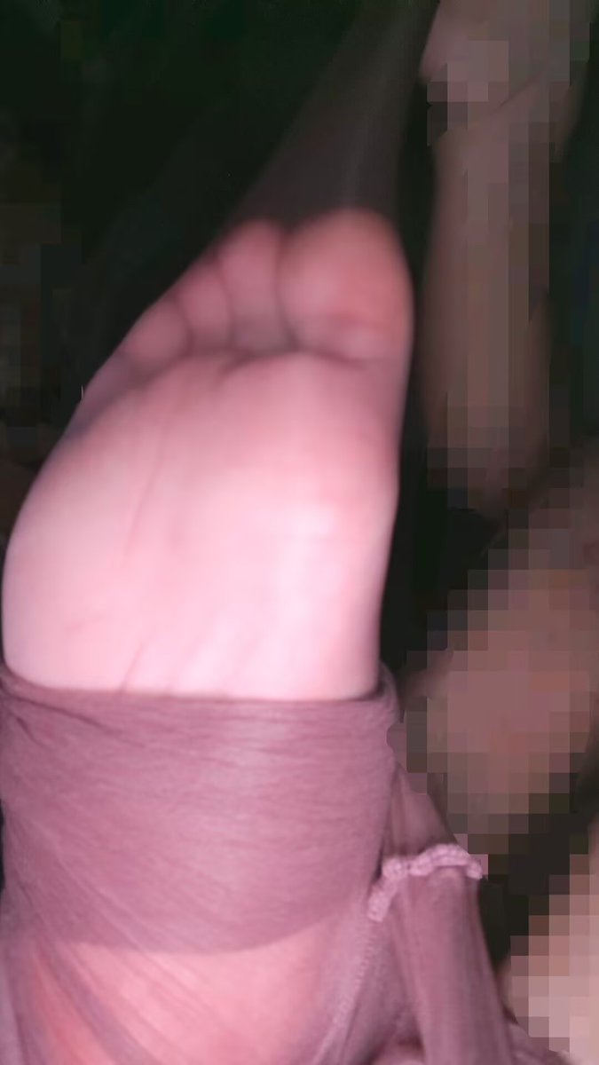 拉伸的仅仅是袜尖嘛💜当然不是哦，足虫的眼睛死死盯着亲妈的脚底被拉伸的同时脑子一起被吸走呢💜
脑子和思想都顺着亲妈拽起的袜尖被人家拽出来了哦💜就这样子用力的被排出体外的话💜猪脑就要暴毙在亲妈足底也没关系的对吧💜变成人家脚底的养分吧💜■■■■
#恋足 #洗脑 #气味 #贡奴 #脚底 #物化