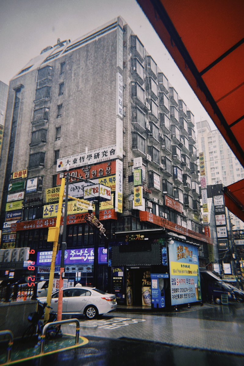 妹のおつまみさんと韓国に遊びに来てます。
写真はいい味出してるビル。