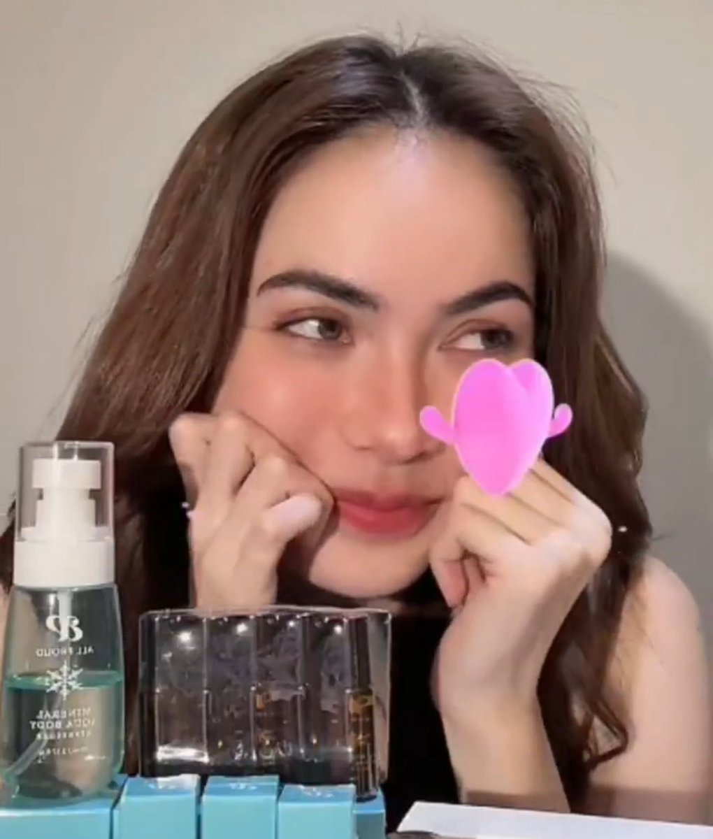 srchaennie_'s tweet image. when you&apos;re not interested in the products but the seller is so beautiful that you have to buy one 😭

#CharlotteXAPBodyRefresher @itscharlotty