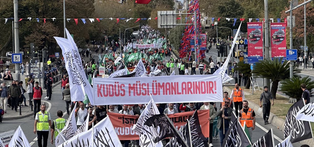 serdaryilmazht's tweet photo. Bugün İstanbul, Ankara ve Urfa'da Müslümanlar söz değil İcraat ve Sumud'a destek talepleriyle yürüdü. 

Gazze için birleşen camialar, iktidara ortak çağrı ile somut taleplerini ilettiler. 

Uzaktan yakından icabet eden, destek veren ve emeği geçen herkesten Allah razı olsun. 
#SözDeğilİcraat
#SumudaBarbarosOl