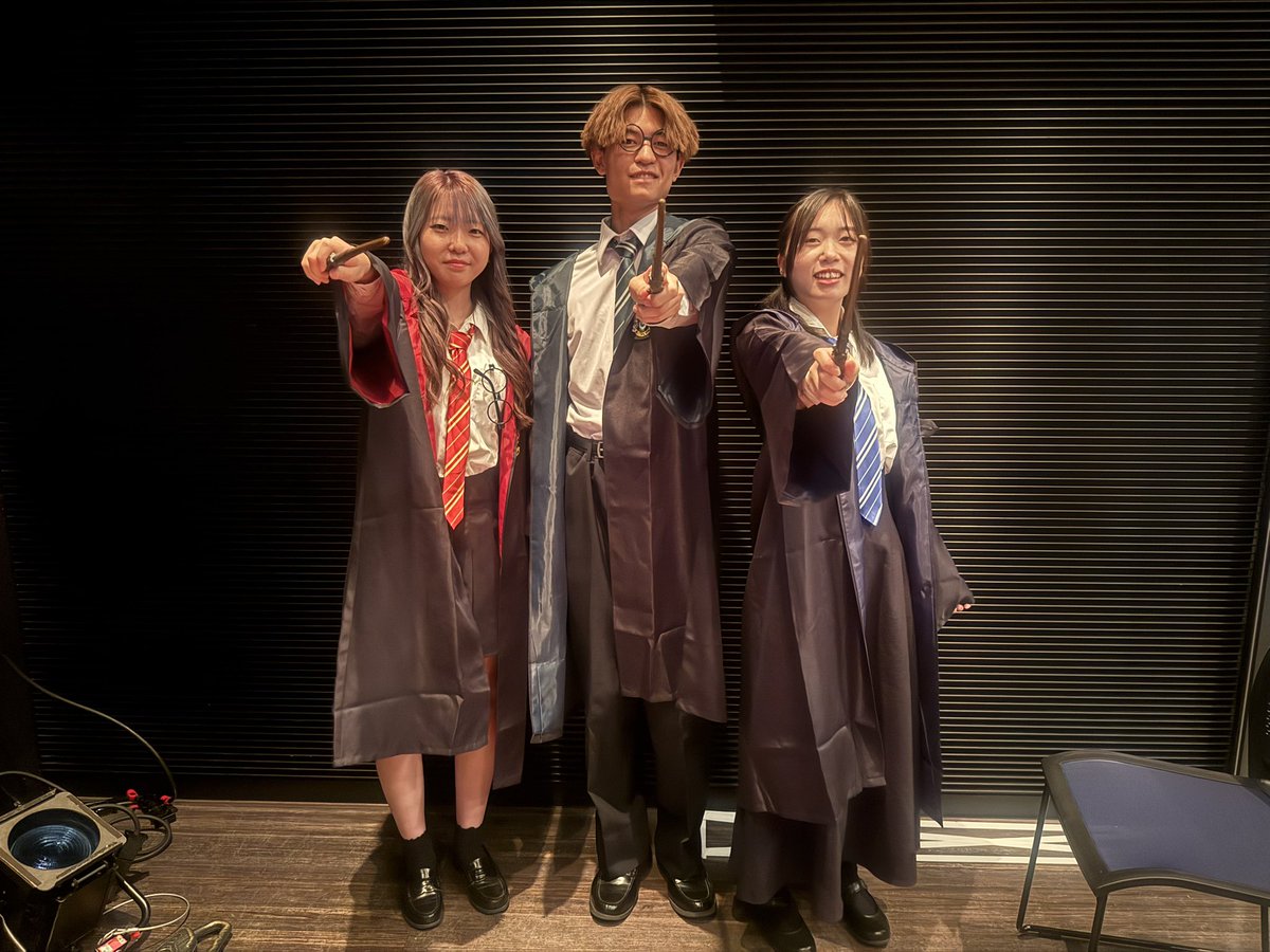 アフレコ大戦のイベントで
学生たちがコスプレをしました🎀

せっかくなので声優系コース各チームと、MCを務めたタレントアクターコースのコスプレ姿を収めた写真です📸

カメラを向けたらみんなそれぞれポージングして面白かったです😆

華やかな会場で楽しかったー！

#コスプレ #アフレコ