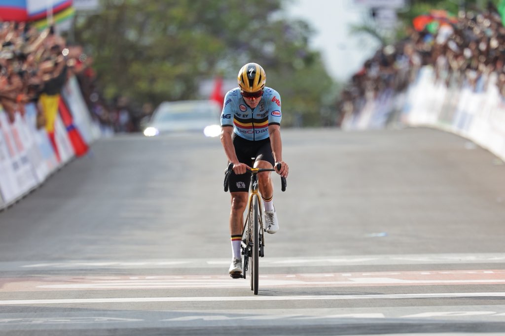 UCI_cycling's tweet photo. You gave it all, Remco! 👏

🥈 in the Men Elite Road Race at #Kigali2025 🌈

📸 SWpix https://t.co/xa1mAkLHRU