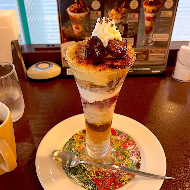 土曜は仕事で必要な資格取得でへとへとになったので、ロイホでひとりパフェキメた🥄琥珀マロンのブリュレパフェ食べたかったんだ🌰✨本読んでゆっくりする時間大事😌 #ロイヤルホストを守る市民の会 #ロイヤルホスト