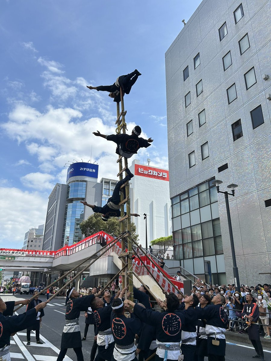 藤沢市民祭りのパレードで鳶職連合会の梯子乗りです☆日頃の鍛錬の成果が秋空のもと披露されました☆顧問を務める私もまるで梯子に乗っているような晴れがましい気分でした☆