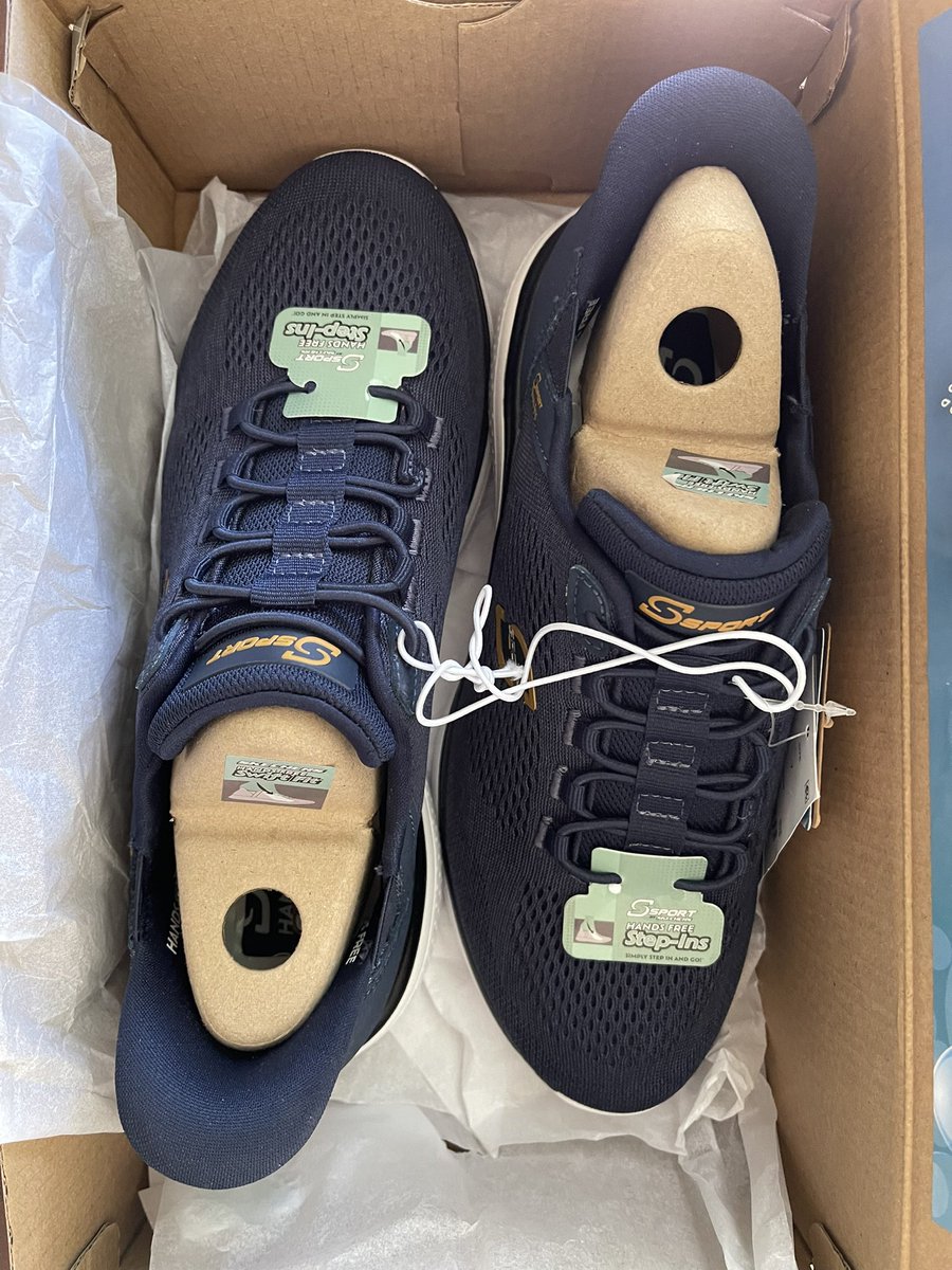 wilsonwesleygre's tweet photo. Loving my new shoes!! 👟 👟 #stepsin #skechers https://t.co/ch8mXPJV6t