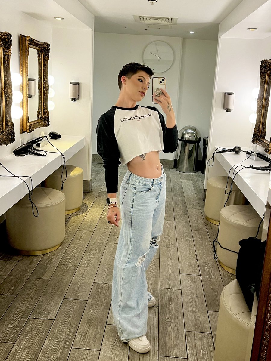 GO BILLS!

Come hang out w me &amp; the <a href="/LDNBillsBackers/">London Bills Backers</a> for the game 😘

#BillsMafia