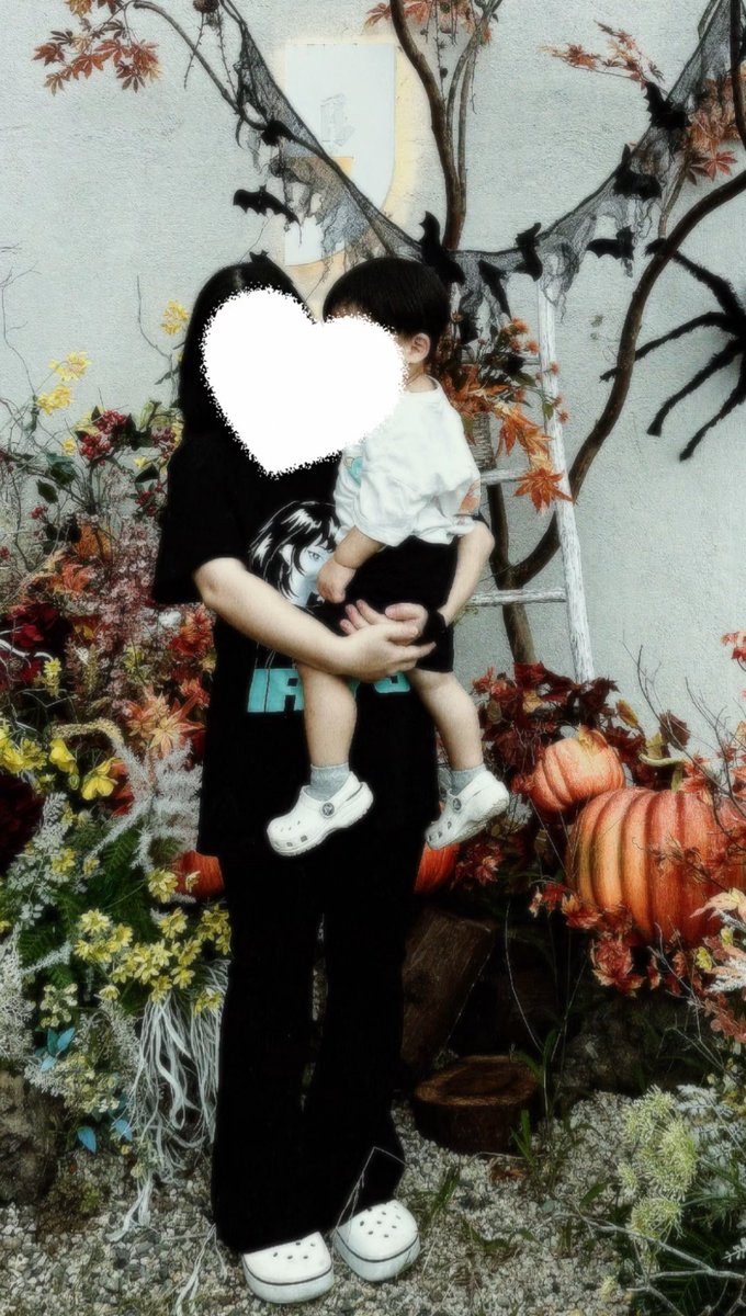 yap_ybringcz's tweet image. 둘째 임신중이라 요즘 맞는 옷이 없어서 아이리스 @irys_xyz 첫 밋업때 얻어온 옷 드드등장!!

이제 살도 찌고 배도 불러왔는데 이쁘면서도 편하게 입고 아들이랑 카페에서 가을을.. 
미리 할로윈을 즐겨봤다!!

그리고 사실 가방은 Rialo에서 받은 청 토트백!
사용했답니다! 흐흐