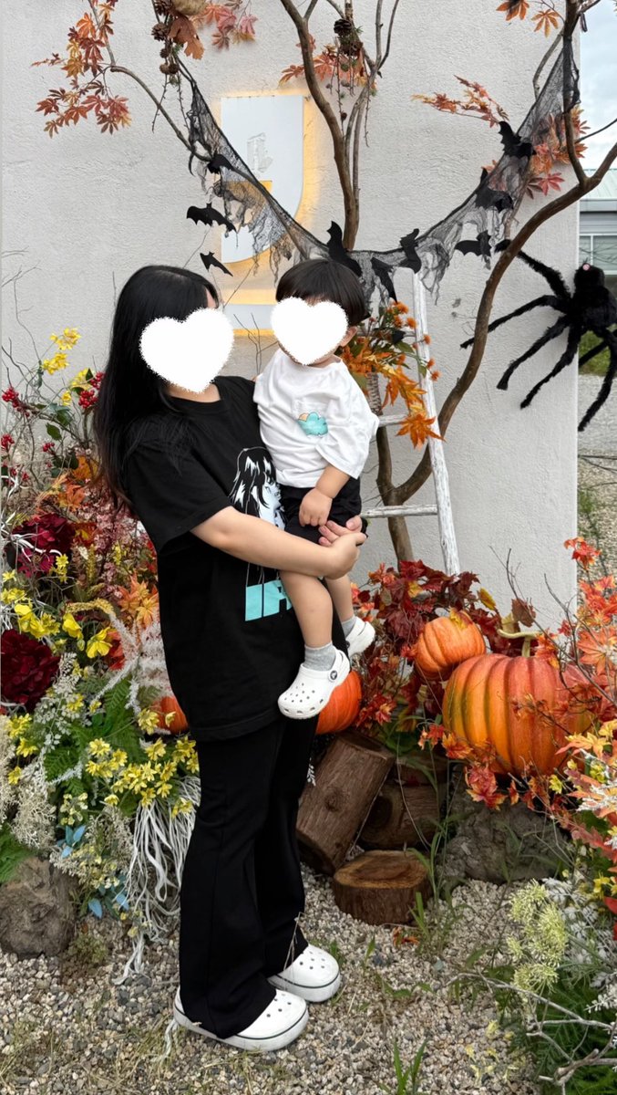 yap_ybringcz's tweet image. 둘째 임신중이라 요즘 맞는 옷이 없어서 아이리스 @irys_xyz 첫 밋업때 얻어온 옷 드드등장!!

이제 살도 찌고 배도 불러왔는데 이쁘면서도 편하게 입고 아들이랑 카페에서 가을을.. 
미리 할로윈을 즐겨봤다!!

그리고 사실 가방은 Rialo에서 받은 청 토트백!
사용했답니다! 흐흐