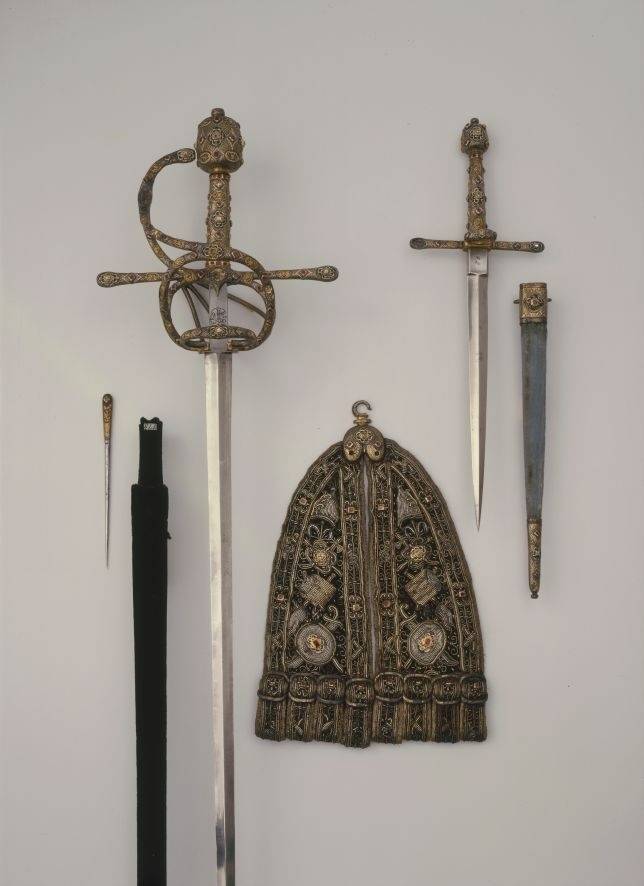 A lavishly decorated #Rapier and #Dagger with matching accouterments,

OaL: 50.5 in/128.2 cm
Blade Length: 44.3 in/112.7 cm
Weight: 3 lbs/1.4 kg

#Milan, #Italy, ca. 1600, housed at the <a href="/skdmuseum/">Staatliche Kunstsammlungen Dresden</a>

#weapons #sword #renaissance #skd #art #history