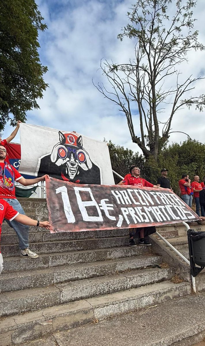 Nas pistas do Helmántico os afeccionados da <a href="/UDOurense2014/">UD Ourense 🐺</a> protestan polo prezo das entradas do partido ante o <a href="/SalamancaCFUDS/">Salamanca UDS</a> 

“18€ e fan falta prismáticos”