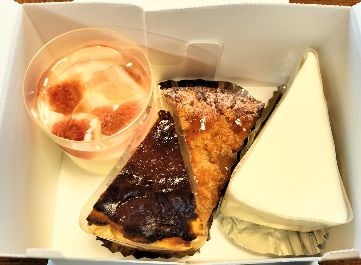 u2kdL8vrfOrOY1h's tweet image. 本宮 ＃Naïf さん

メロンのショートケーキ
バスクチーズ　洋梨タルト
無花果のミルクプリン

ビバテラス内にある
人気のケーキ屋さん
バスク楽しみに
買って来ましたが
母にいつの間にか強奪されており
俺が14歳だったら不良の道

＃ナイーフ