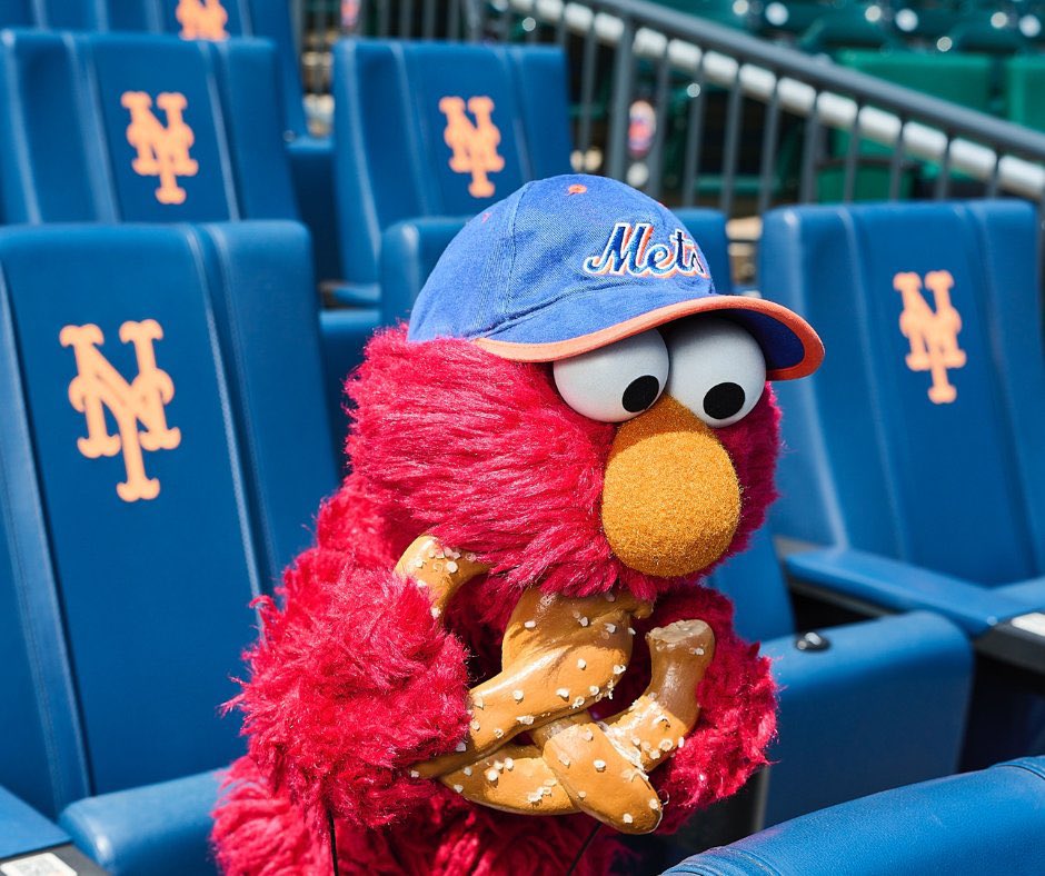 Muppetologee's tweet photo. Since I’ve been more active it’s time for a reintroduction!! I’m Joe! I am a huge fan of muppets (scooter, electric mayhem), horror hosting (Svengoolie, JBB, &amp; Elvira🖤), the Mets, Puppetry, and DVD Bonus Features (esp. commentary tracks)!! TYFYT!! 💚🧡🖤 https://t.co/dniSMWNmxH