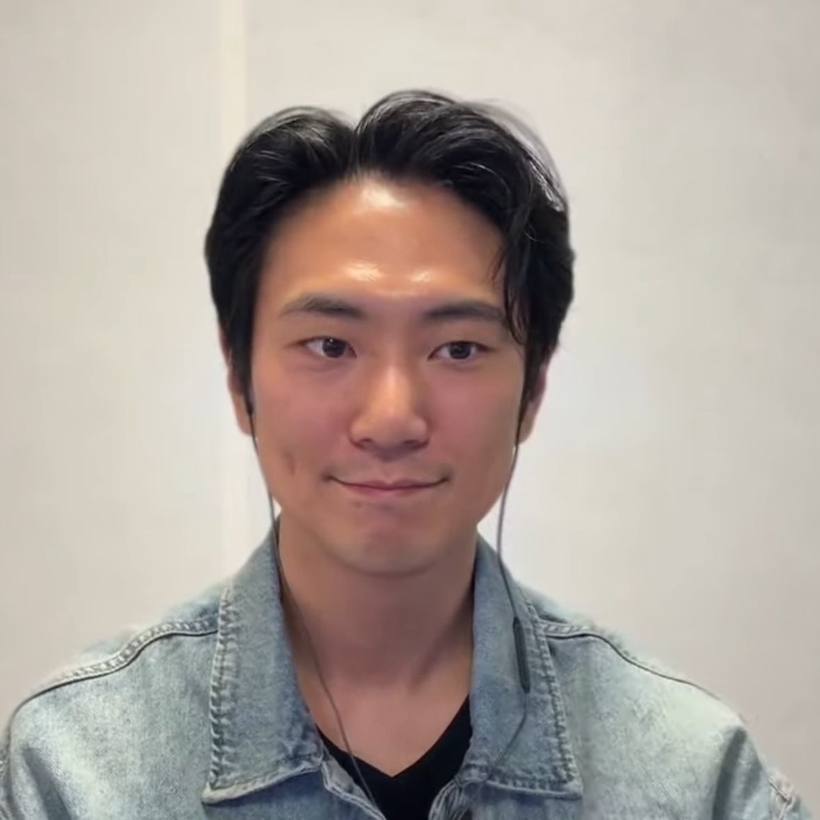 육 tweet media