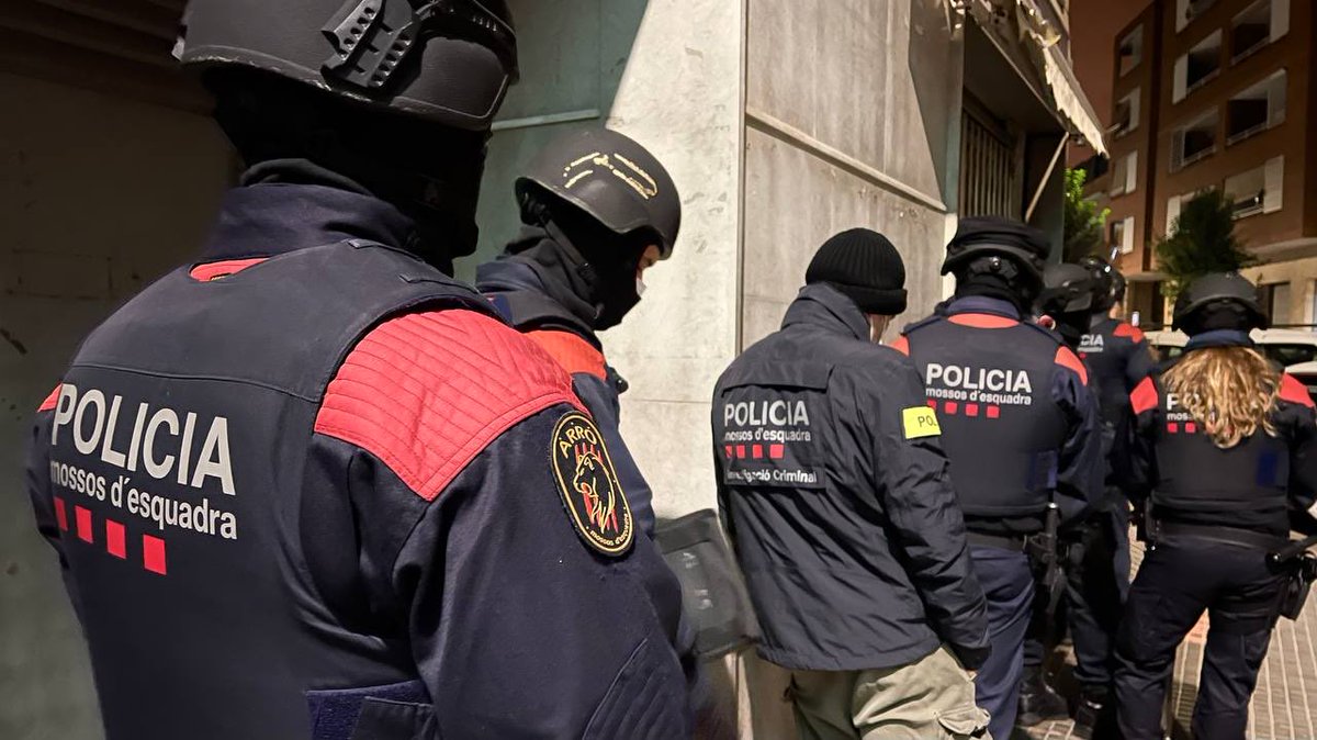 Torelló (Barcelona🇪🇸) primer pueblo español en pedir un toque de queda para sus ciudadanos 

“La policía NO puede garantizar la seguridad”