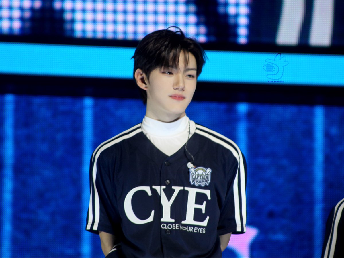 AppleonFire tweet media