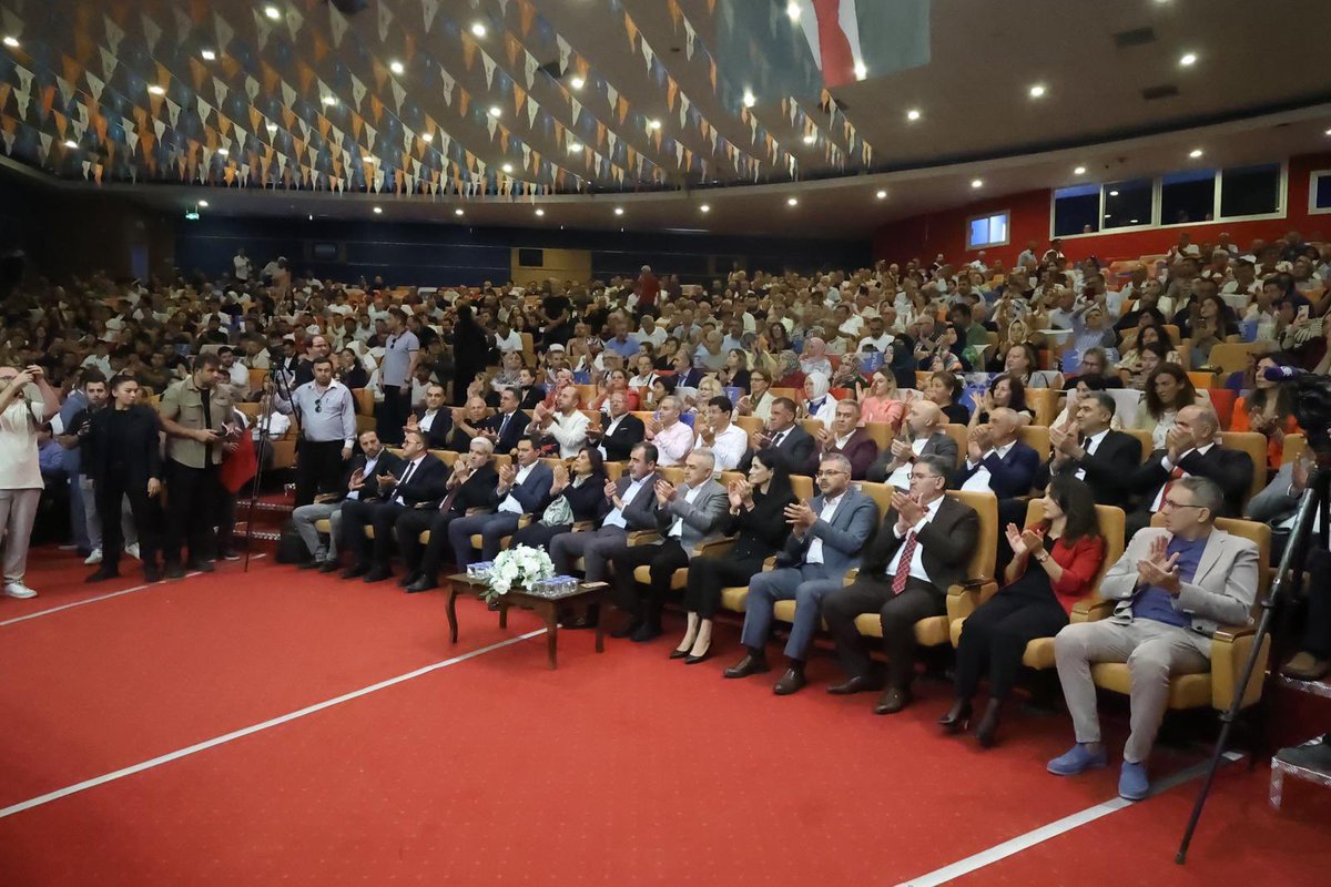 OZLEM_CERCIOGLU's tweet photo. Partililerimizin yoğun katılımıyla gerçekleşen toplantımızda, Aydınımız için yapılan hizmetlerin yanı sıra önümüzdeki dönemin yol haritasını ve yapılacak çalışmaları görüştük. https://t.co/CG1q2jhTHa