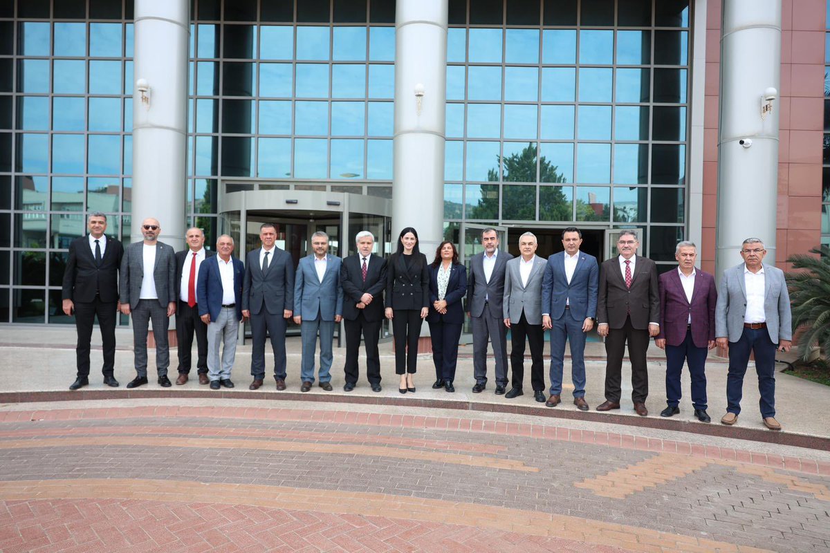 OZLEM_CERCIOGLU's tweet photo. Partililerimizin yoğun katılımıyla gerçekleşen toplantımızda, Aydınımız için yapılan hizmetlerin yanı sıra önümüzdeki dönemin yol haritasını ve yapılacak çalışmaları görüştük. https://t.co/CG1q2jhTHa