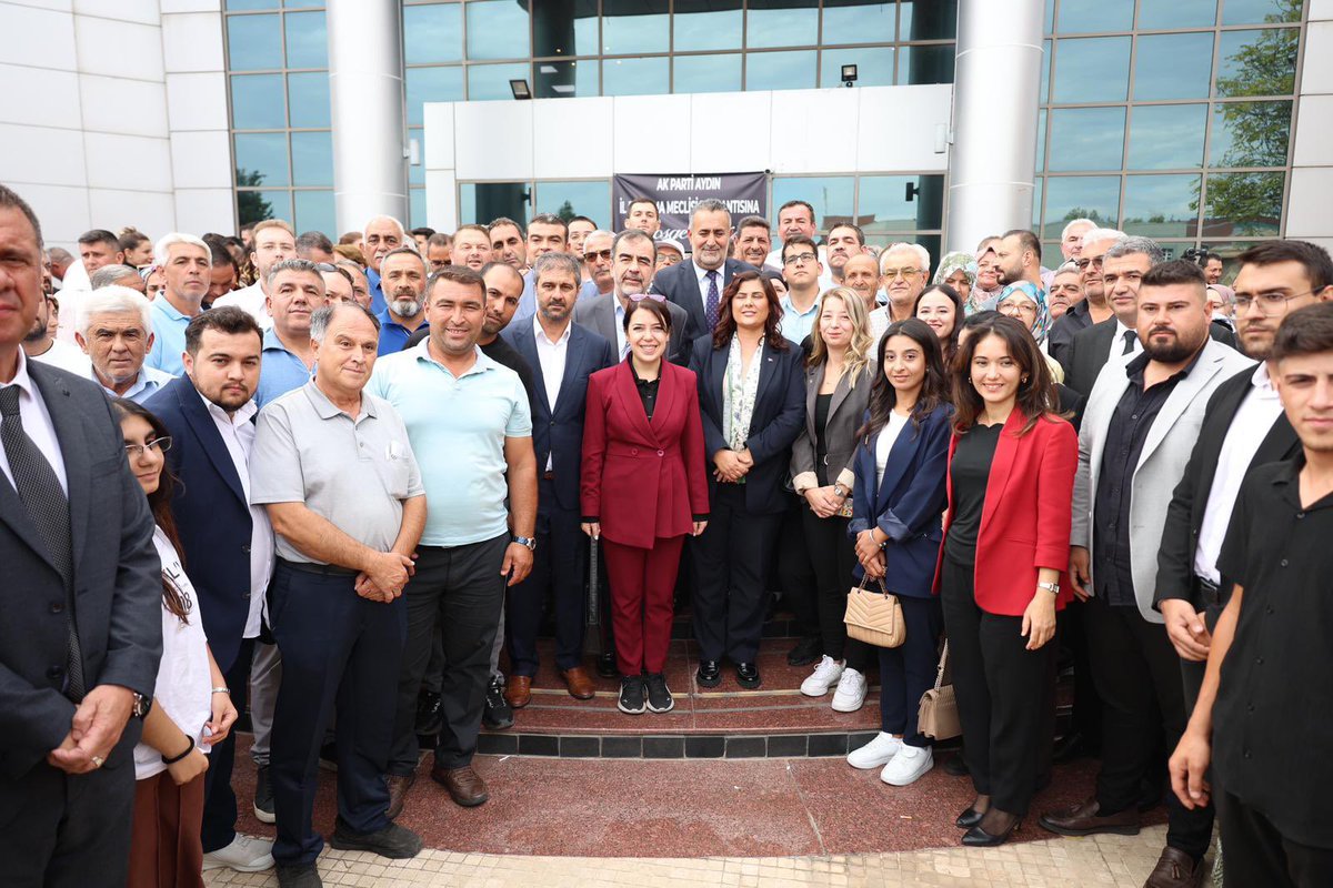 OZLEM_CERCIOGLU's tweet photo. Partililerimizin yoğun katılımıyla gerçekleşen toplantımızda, Aydınımız için yapılan hizmetlerin yanı sıra önümüzdeki dönemin yol haritasını ve yapılacak çalışmaları görüştük. https://t.co/CG1q2jhTHa