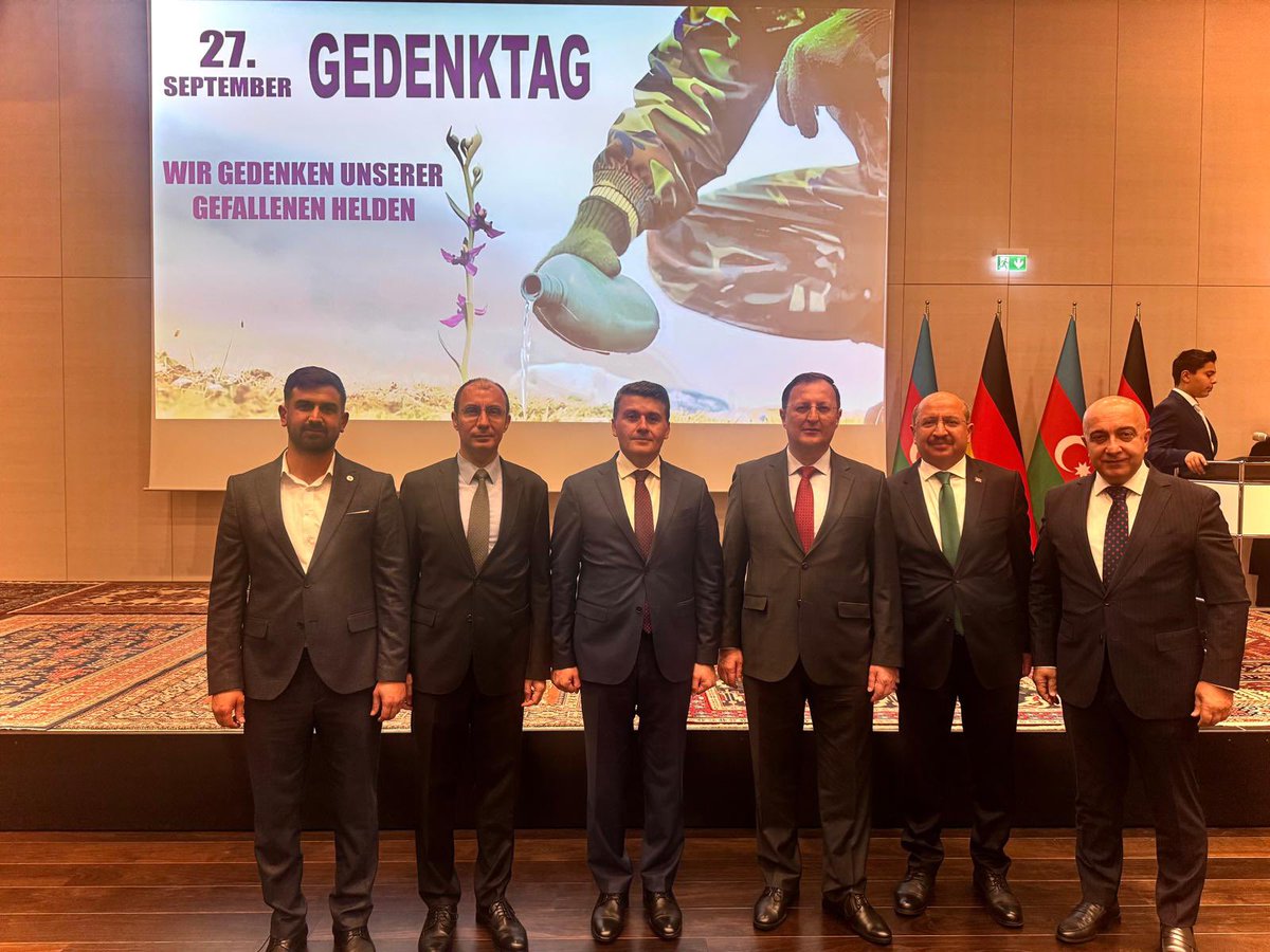 Büyükelçi Gökhan Turan ve Berlin’i ziyaret etmekte olan Devlet Denetleme Kurulu Başkanımız Sayın Salih Tanrıkulu Azerbaycan Büyükelçiliği tarafından 27 Eylül Şehitleri Anma Günü vesilesiyle düzenlenen törene katılmışlardır.