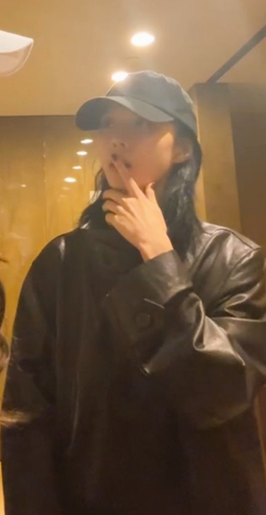 minsickface's tweet photo. cap, leather jacket, broad shoulders, big hand.... https://t.co/qGtmkM8brV