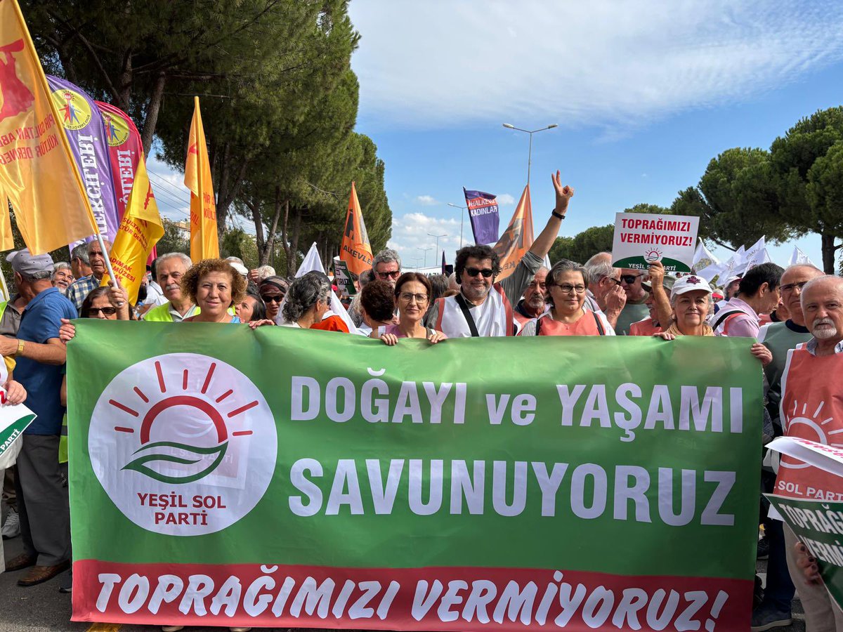 YesillerSol's tweet photo. ✌🏽#Muğla’da doğadan ve yaşamdan yana olanlar olarak bir aradayız.

🗣️Susmuyoruz; şirketlere ve şirketleri koruyan iktidara bir kez daha haykırıyoruz: #ToprağımızıVermiyoruz https://t.co/LCPMnLgwDt
