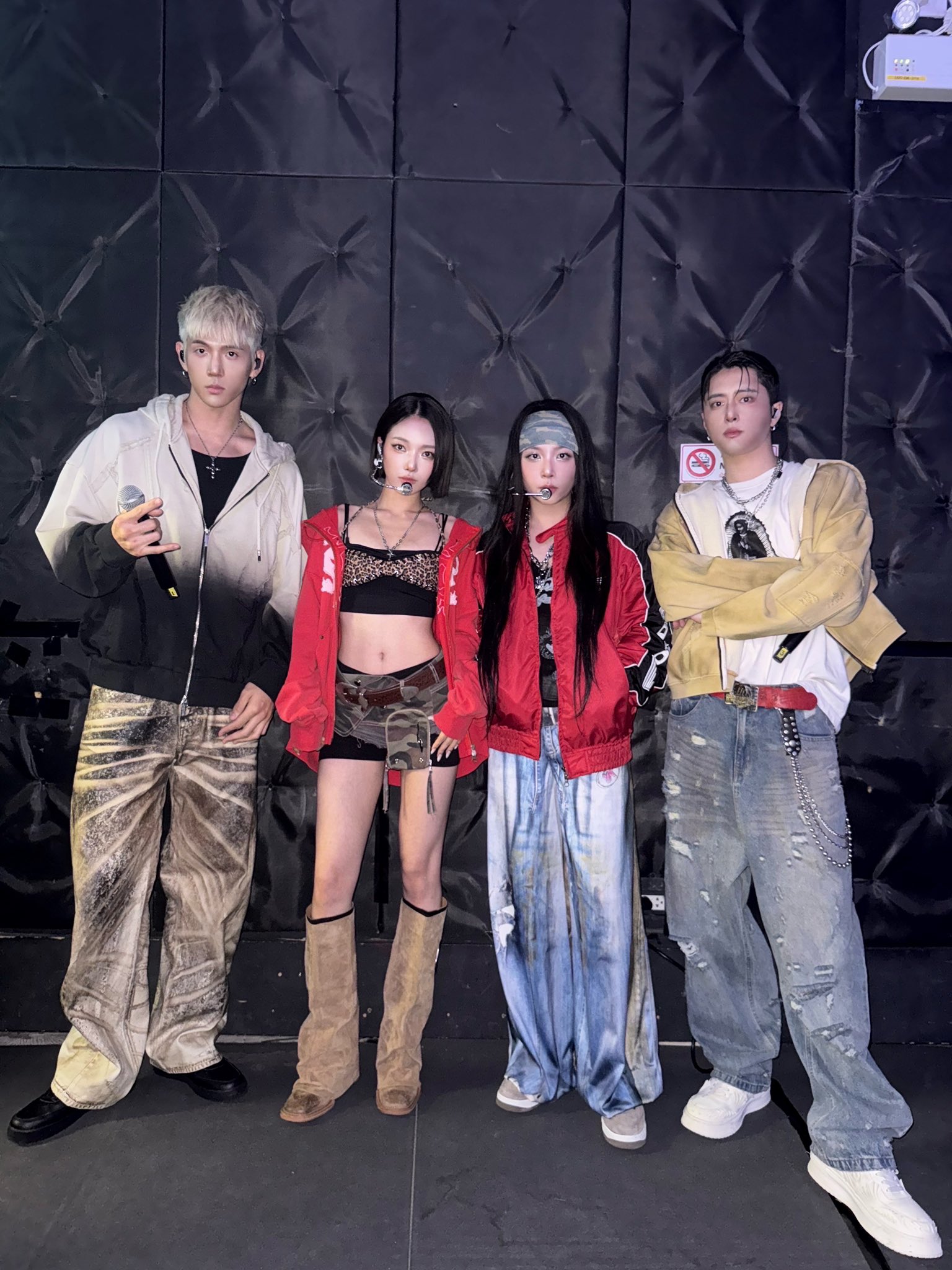 G18XIi4aAAADLIw?format=jpg&name=large