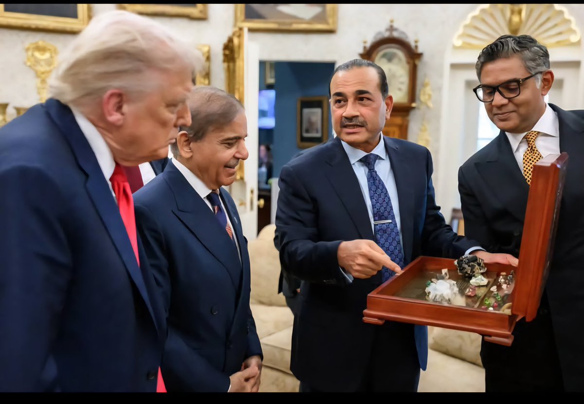 Pakistan PM Shehbaz Sharif and Field Marshal Asif Munir presenting a replica of NOBEL PRIZE to American President,  DONALD TRUMP.  🎖🏆🏅🏅🏆🎖
(Picture DNA modified)