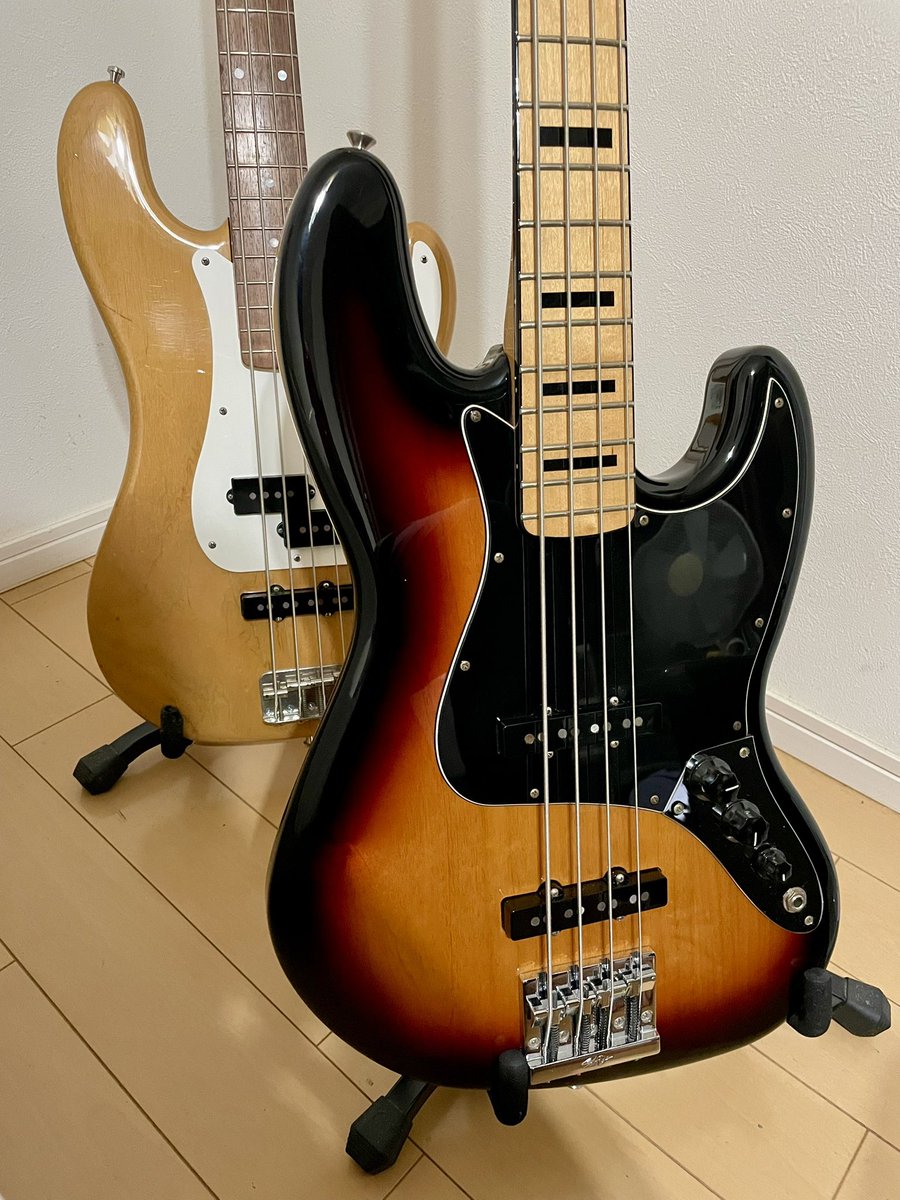 shugybass1968's tweet photo. 寝室にはこの2本を置いてます🎸
#fenderjazzbass
#fender bass
#fendermex
#precisionbass https://t.co/3TbOGIsV17