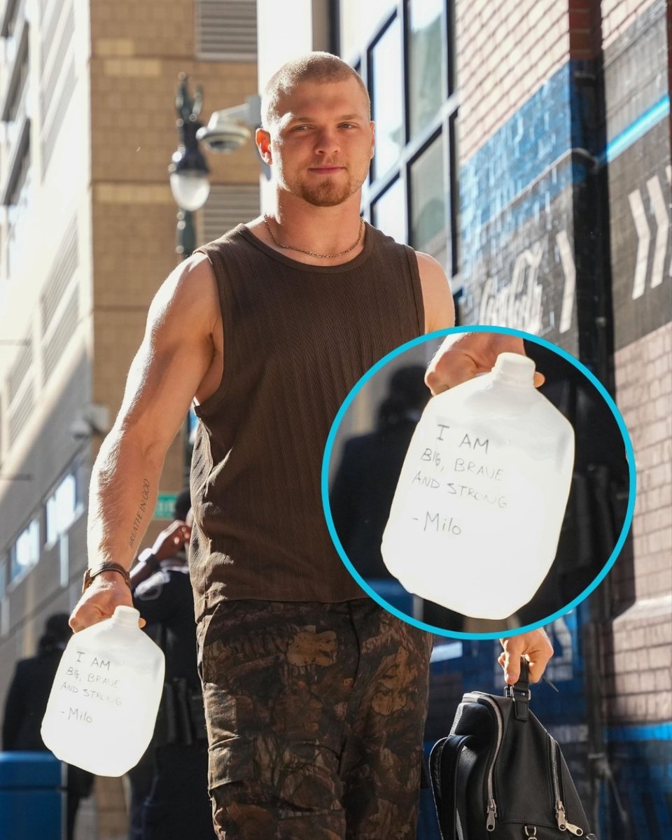 .<a href="/aidanhutch97/">Aidan Hutchinson</a> puts words of affirmation from patients from the <a href="/MottChildren/">C.S. Mott Children's</a> Hospital on his water jug. 💙