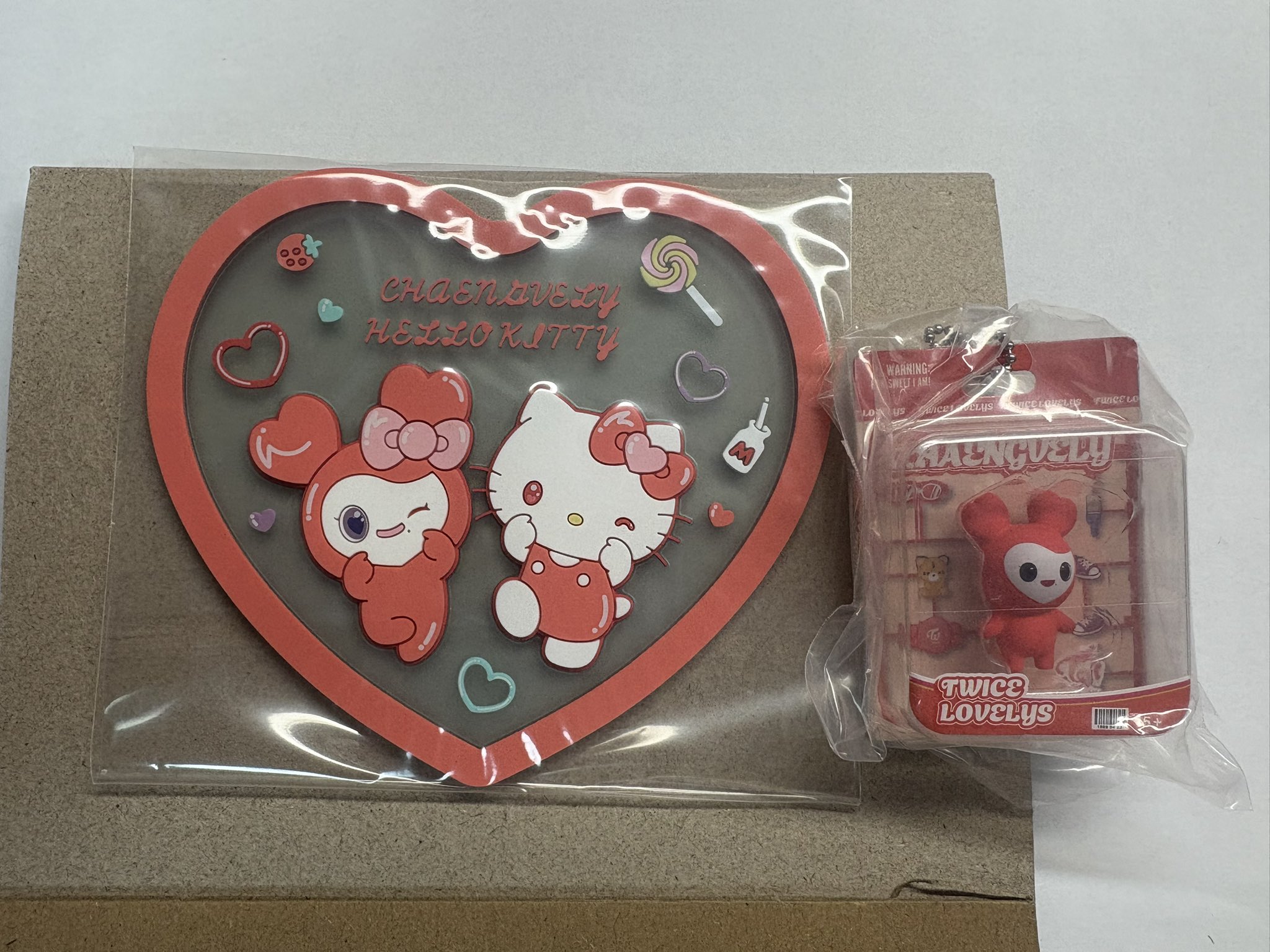 TWICE lovelys✖️サンリオ　ラバーコースター&チャームセット フラットガシャポン】TWICE LOVELYS × SANRIO CHARACTERS クリア